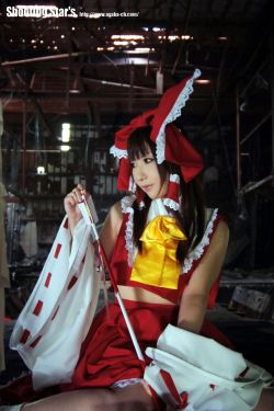 日本CosPlay_绫香 (Saku サク) 《東方Project》博麗霊夢 Reimu Hakurei 写真集