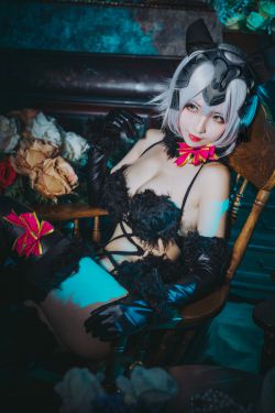 网络美女_COS美女rioko凉凉子 《黑色贞德》 写真集